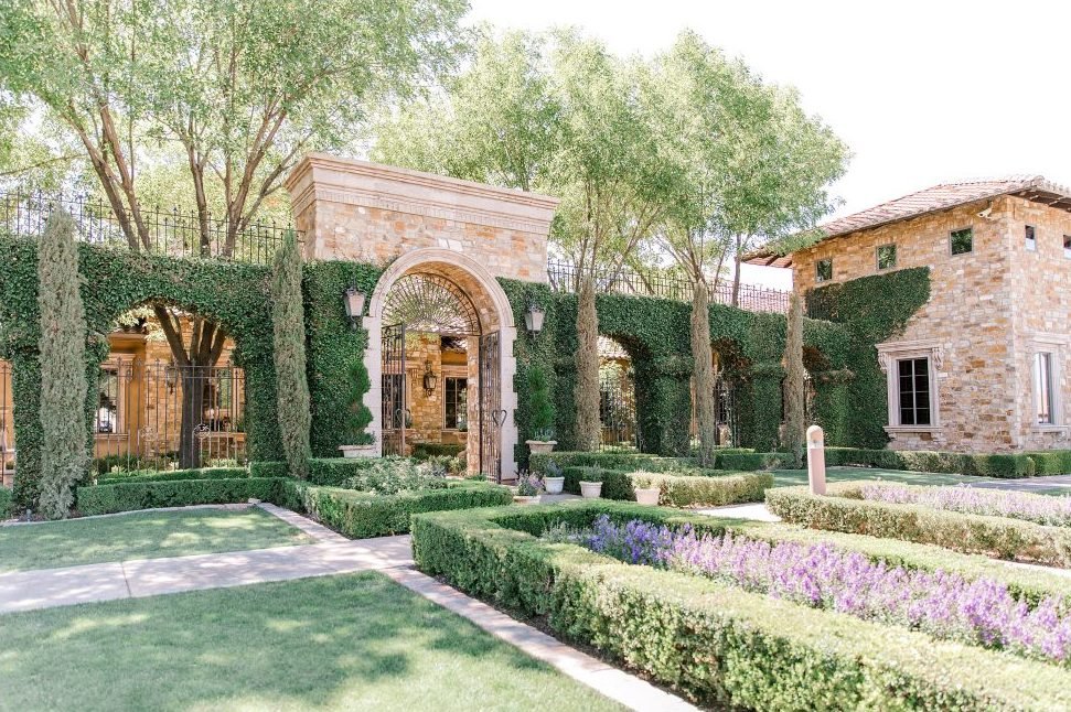 Villa Siena courtyard wedding at golden hour